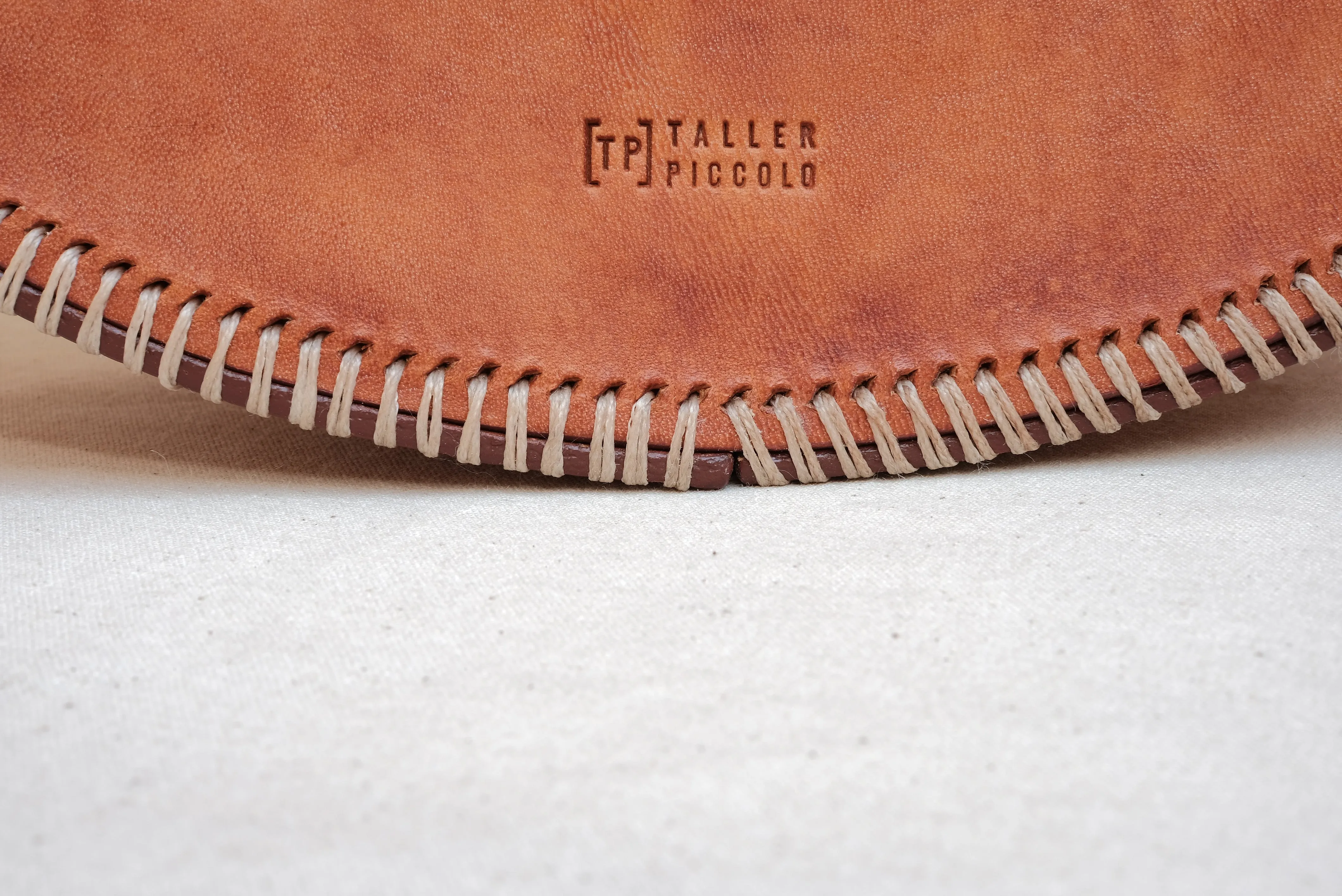Bolso Hejduk semicircular avellana