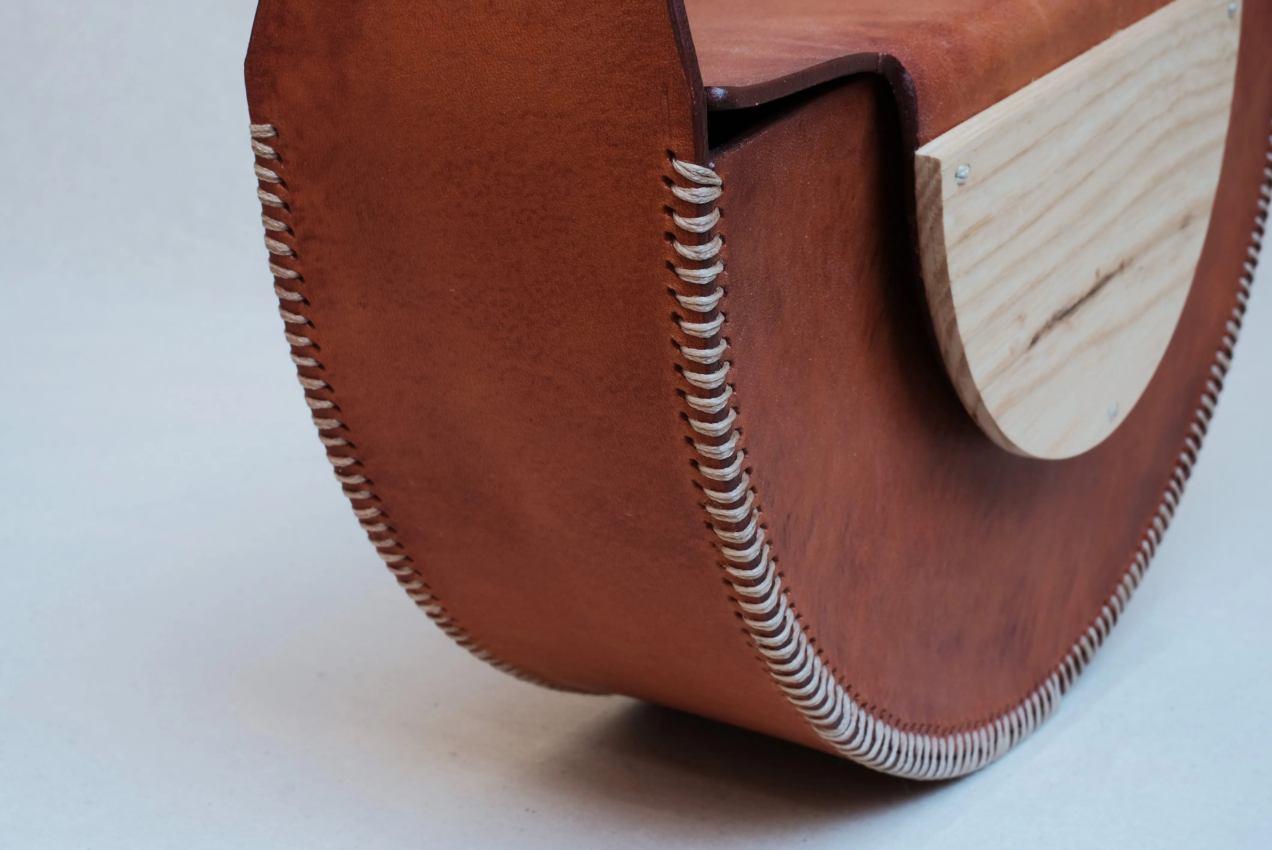 Bolso Hejduk semicircular avellana
