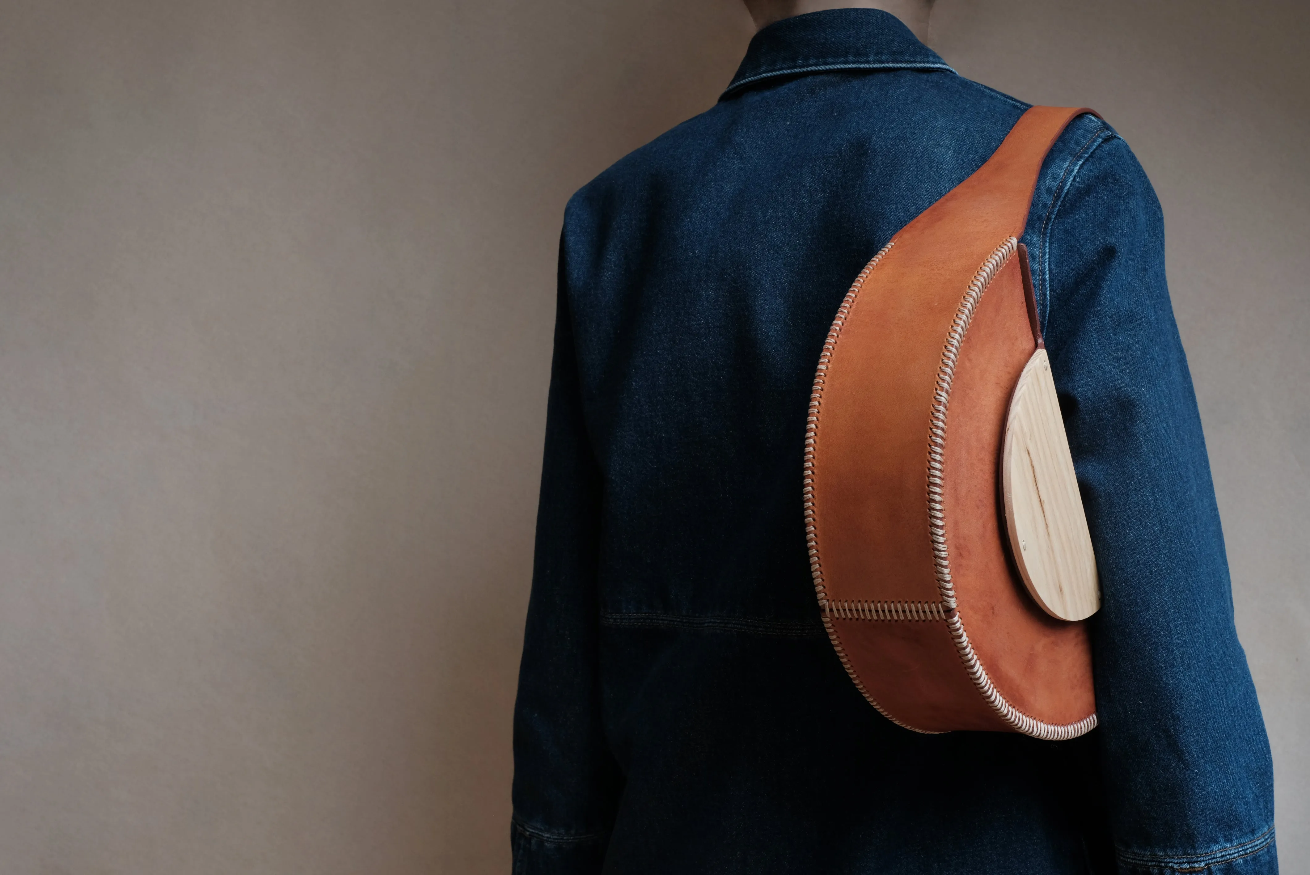 Bolso Hejduk semicircular avellana