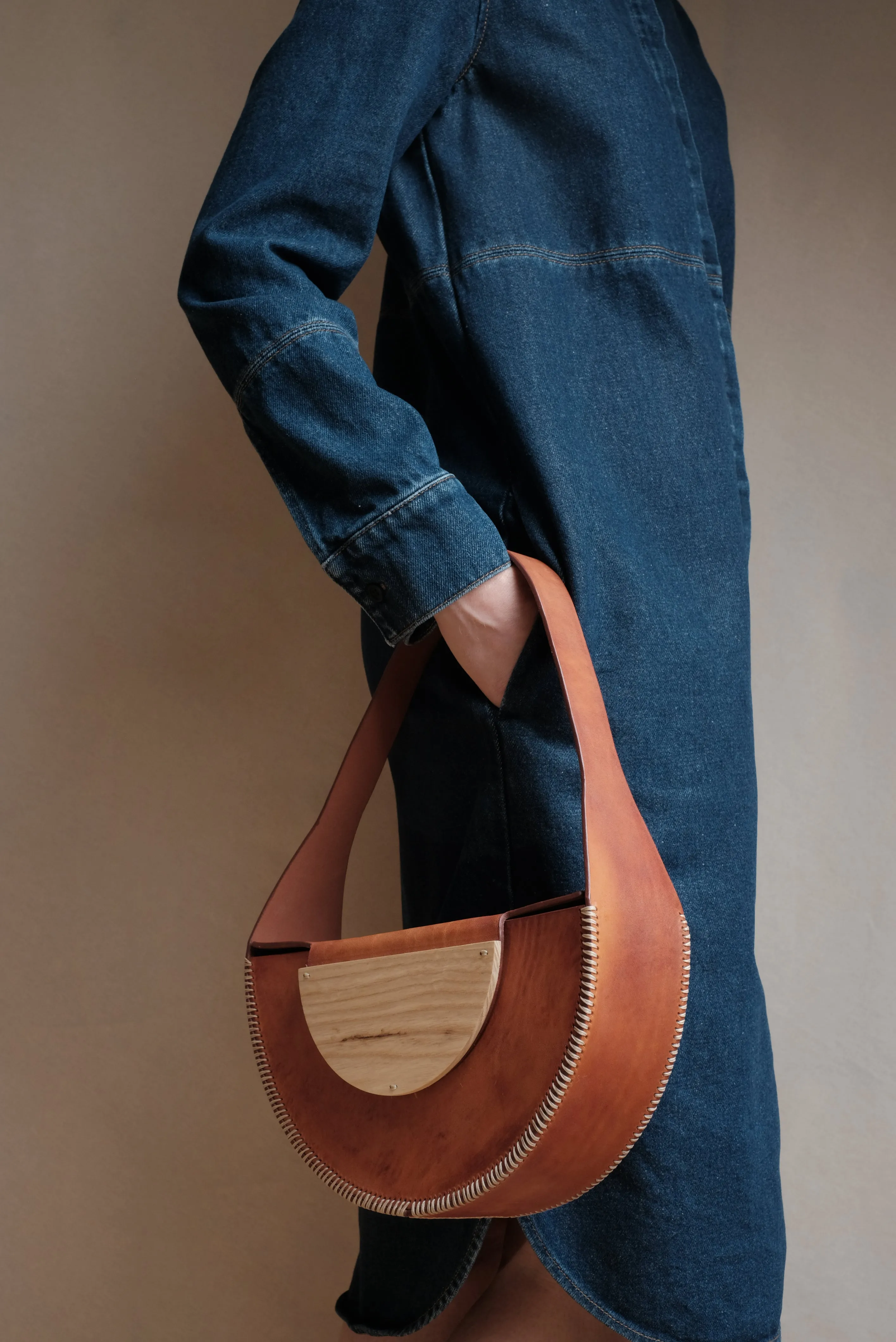 Bolso Hejduk semicircular avellana