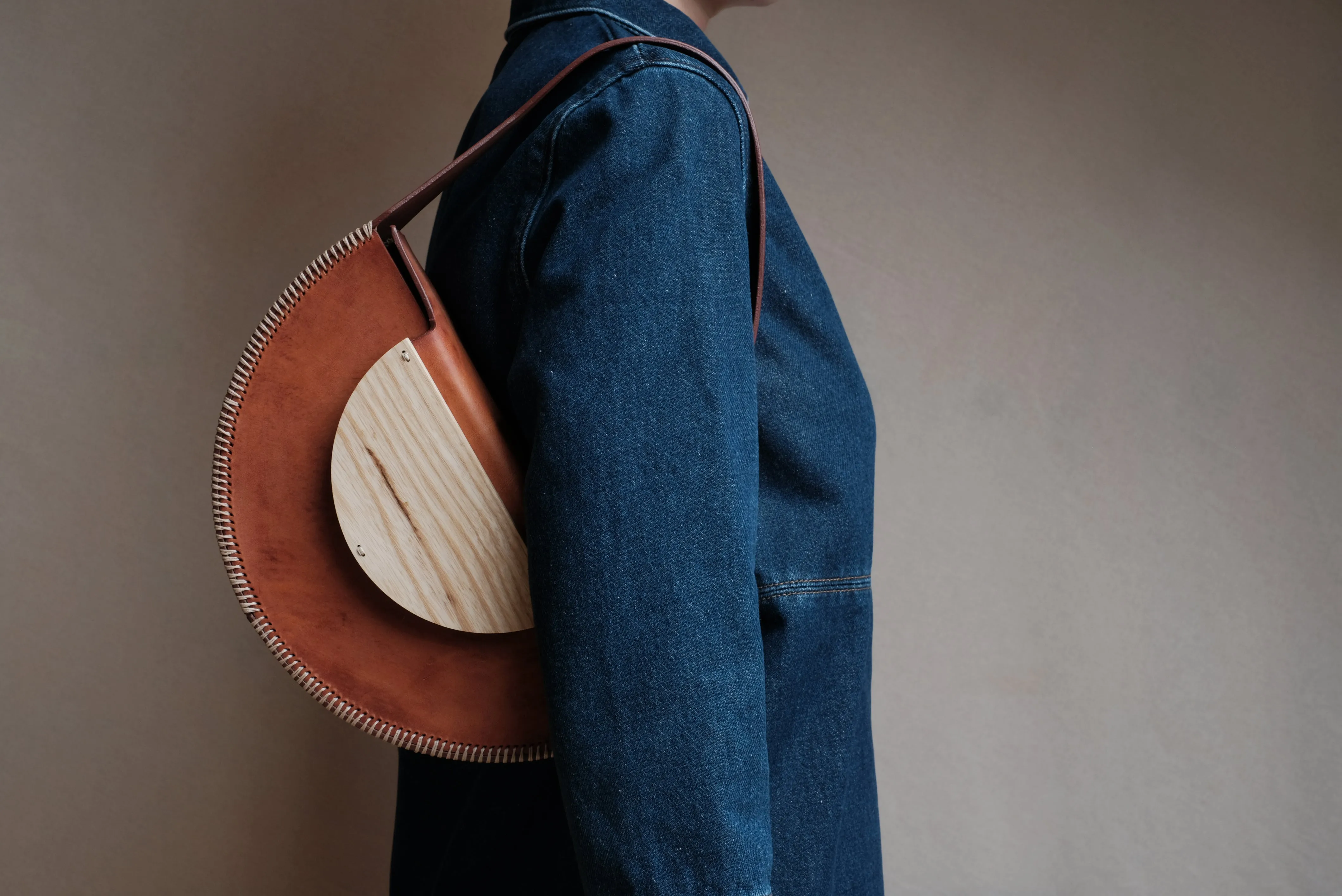 Bolso Hejduk semicircular avellana