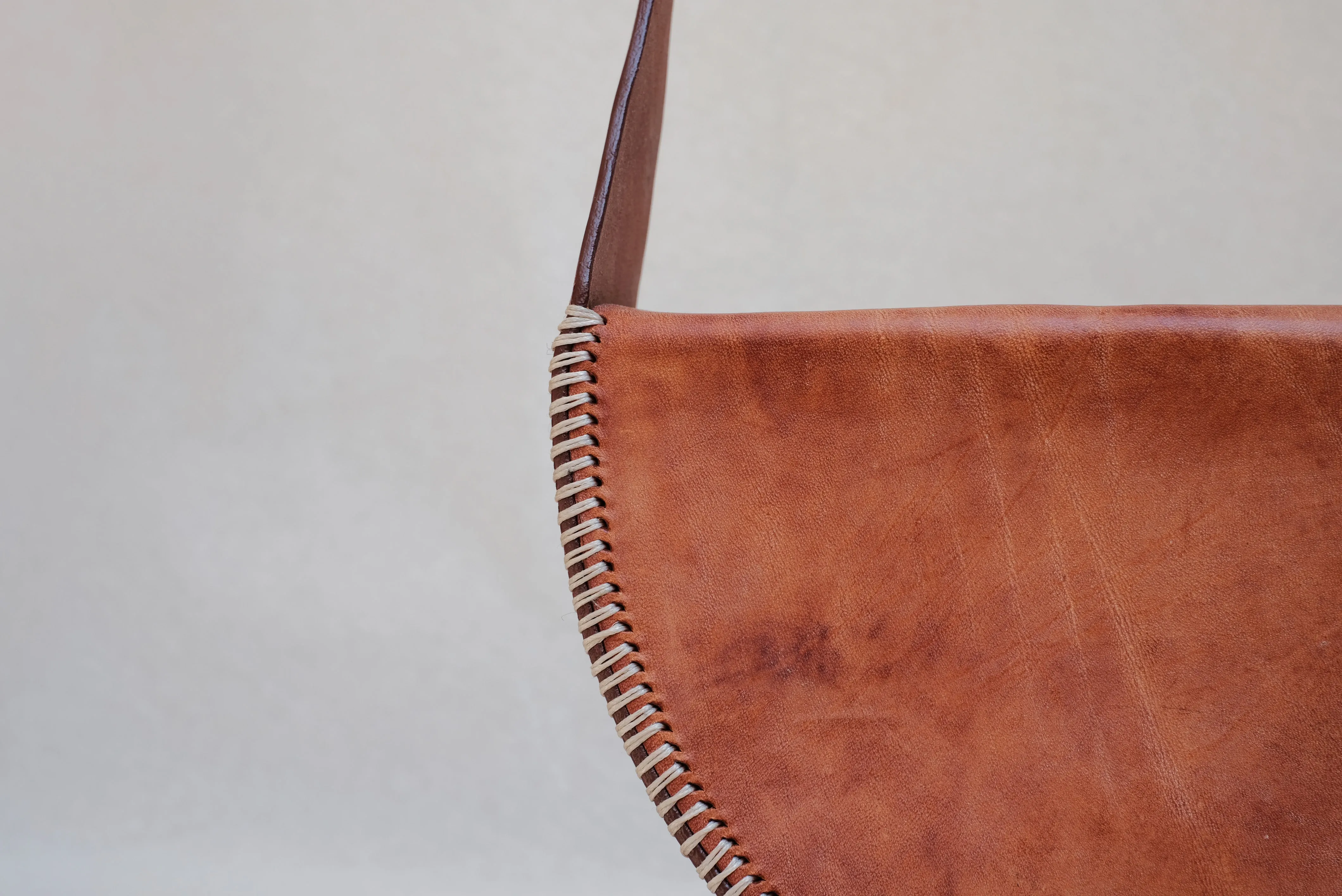 Bolso Hejduk semicircular avellana