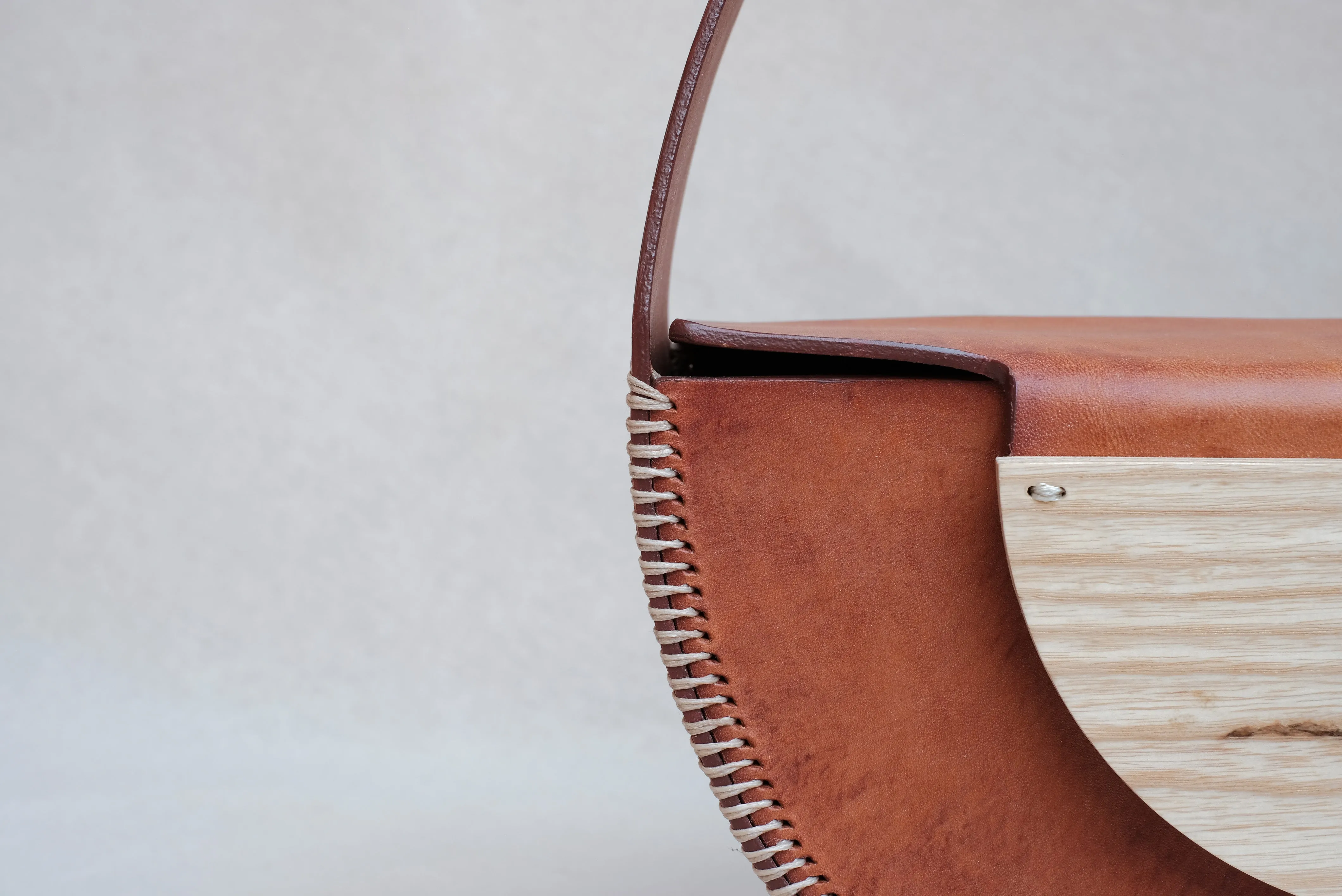 Bolso Hejduk semicircular avellana