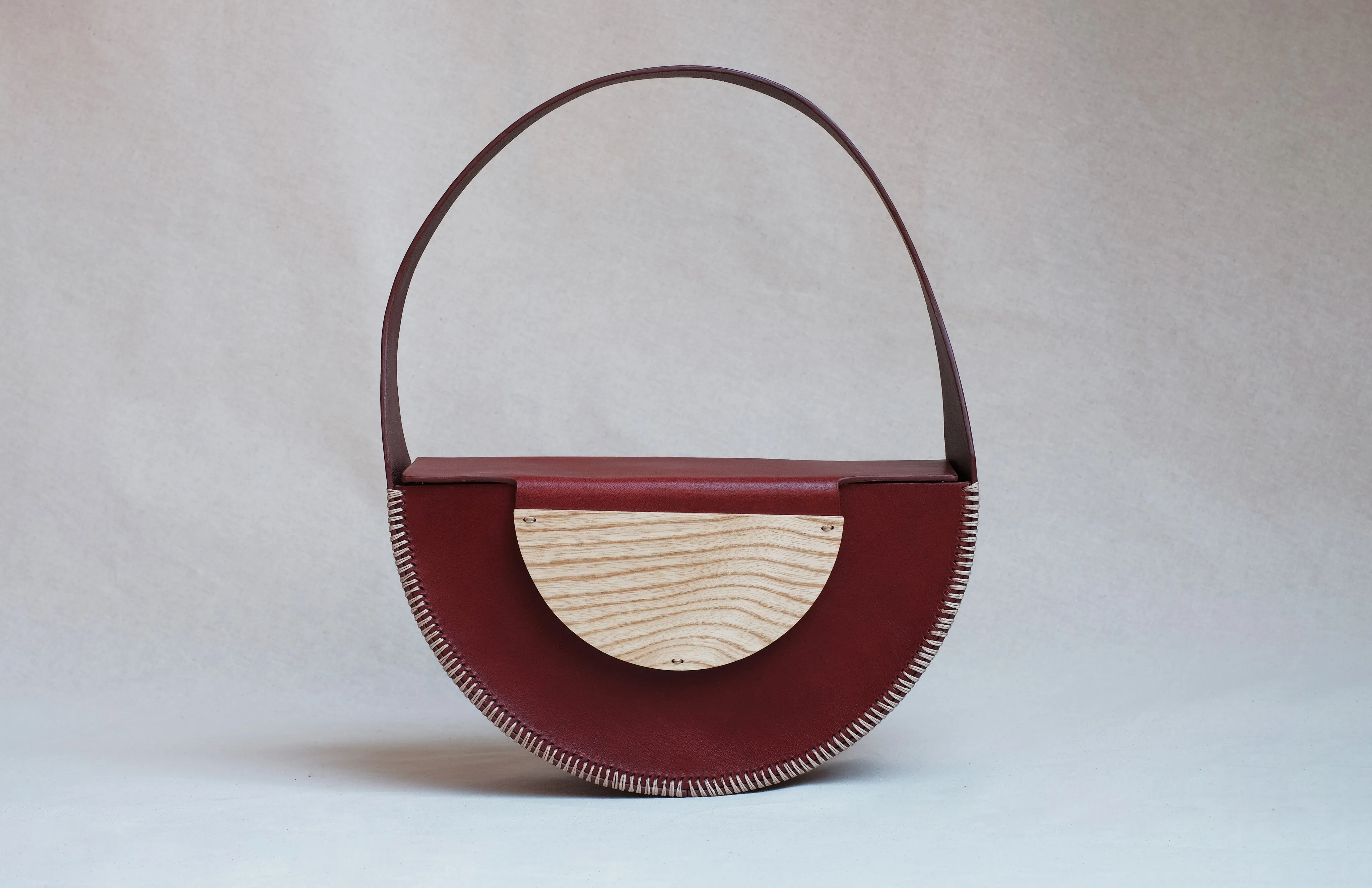 Bolso Hejduk semicircular cereza