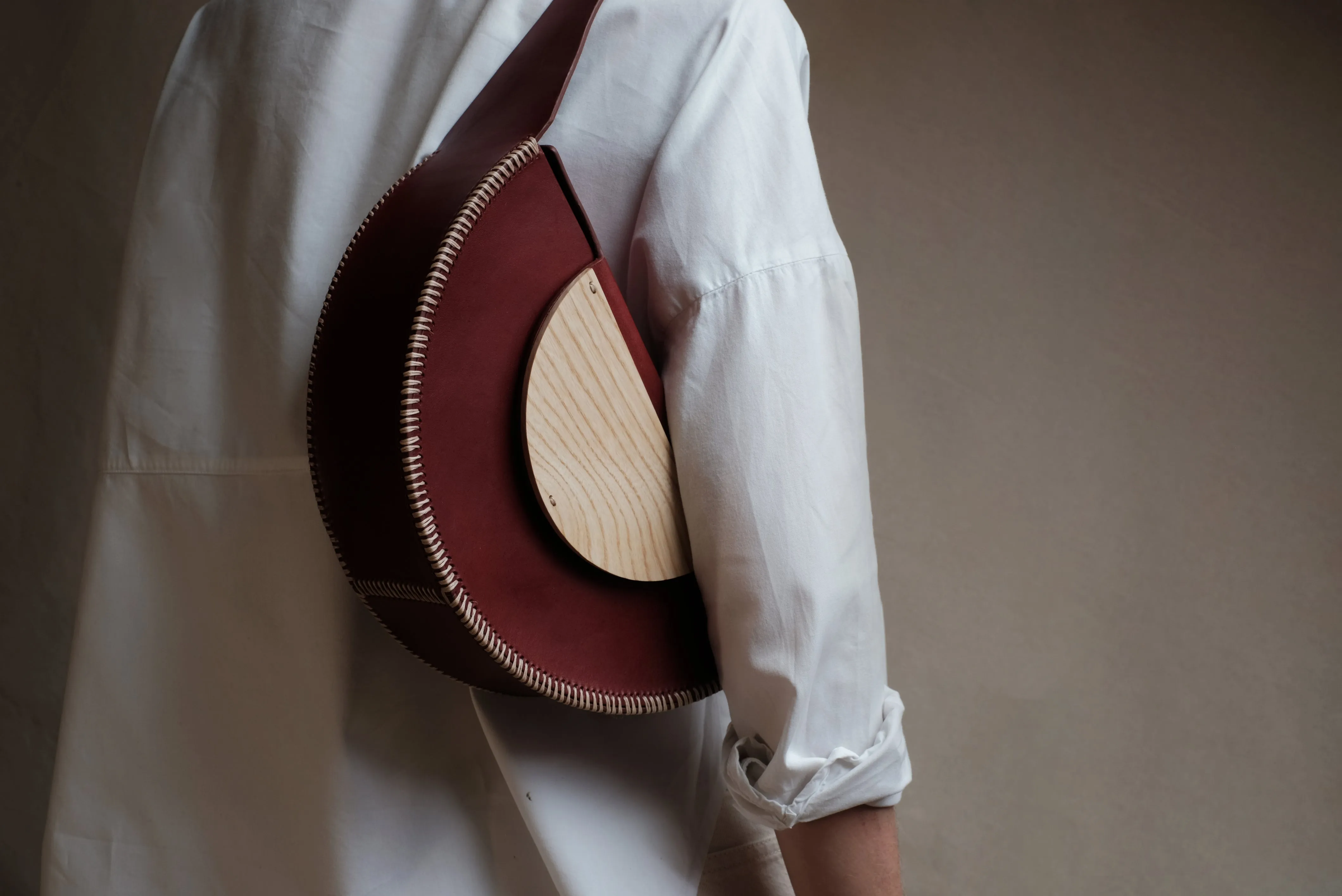 Bolso Hejduk semicircular cereza