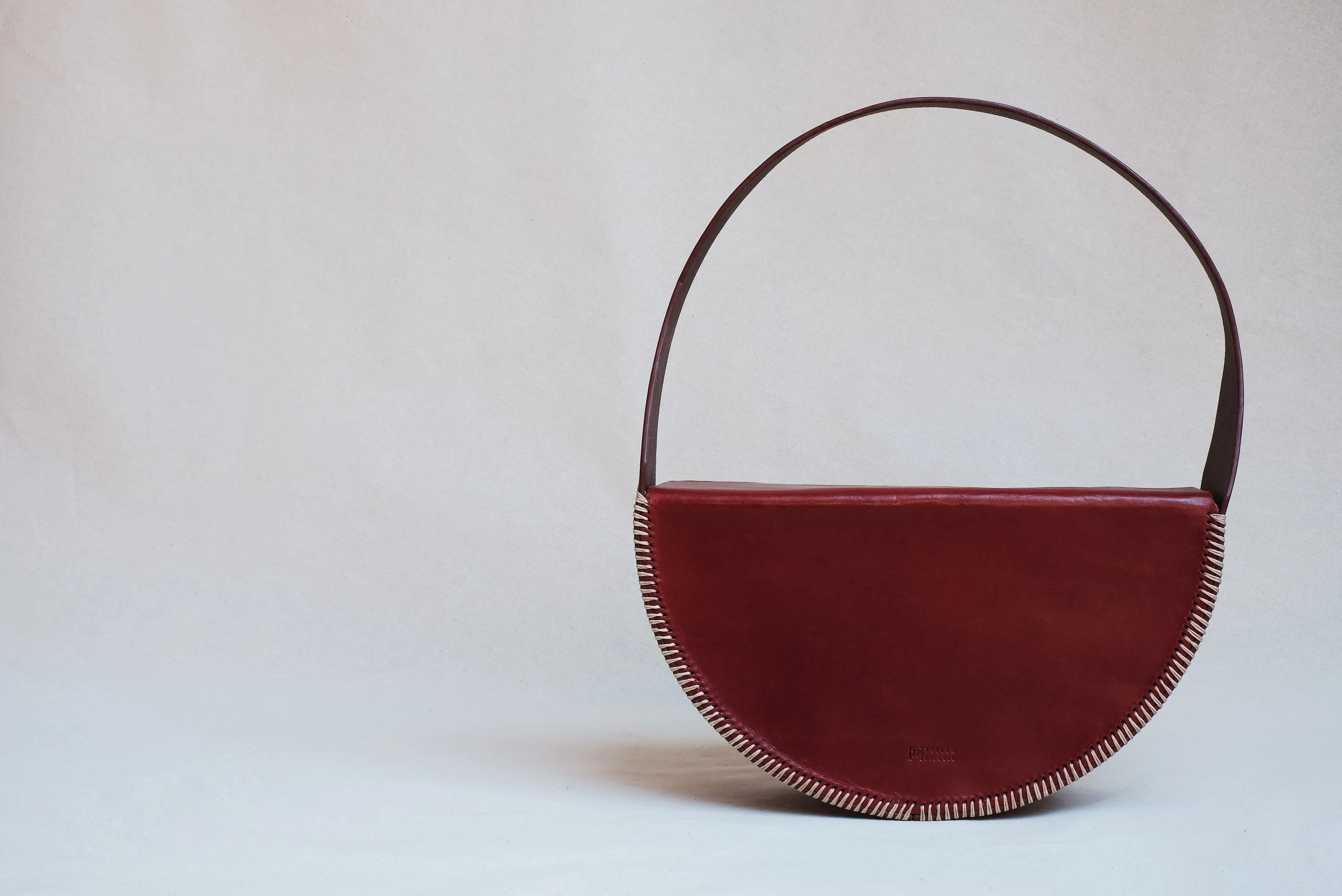 Bolso Hejduk semicircular cereza