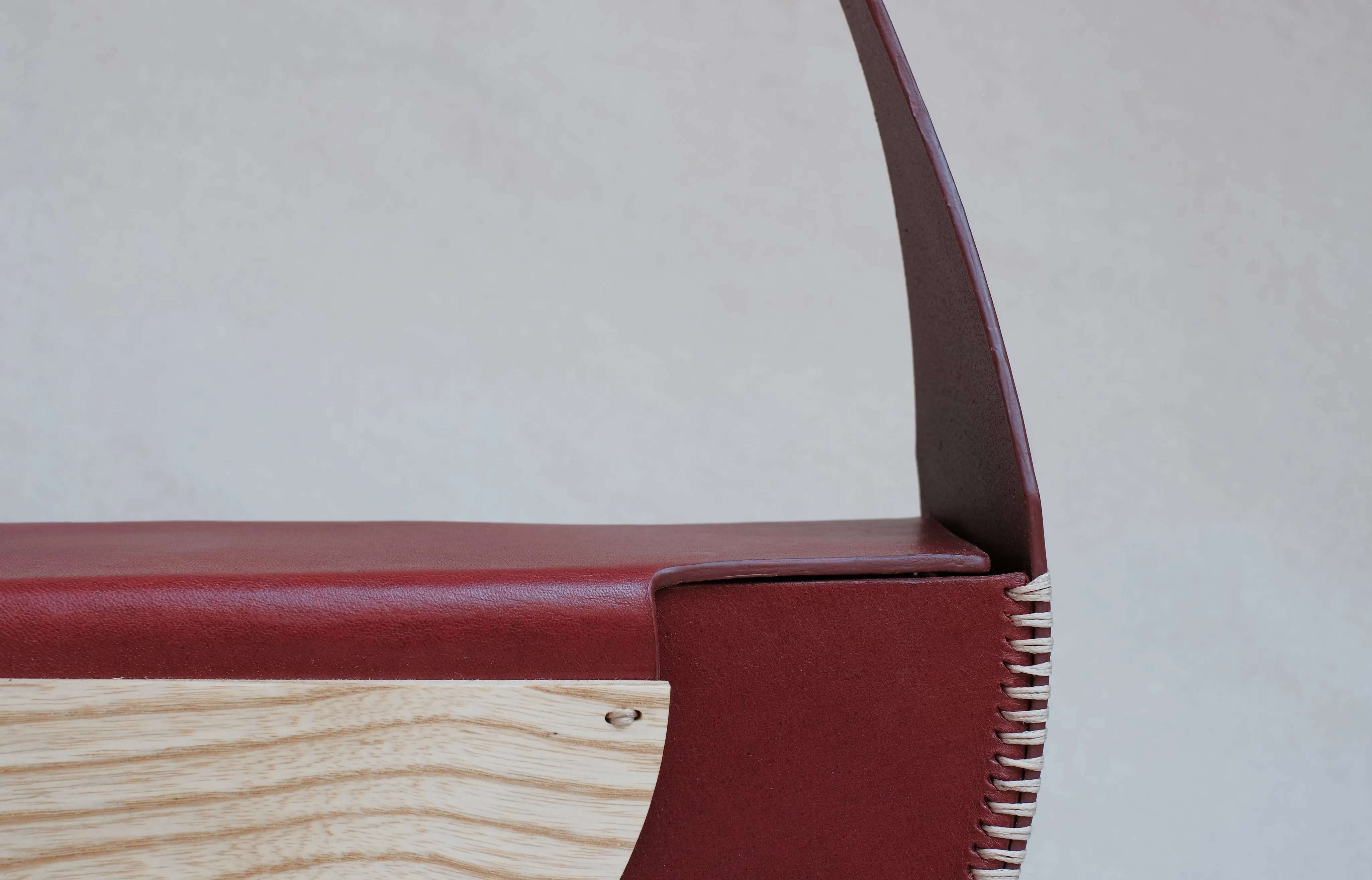 Bolso Hejduk semicircular cereza