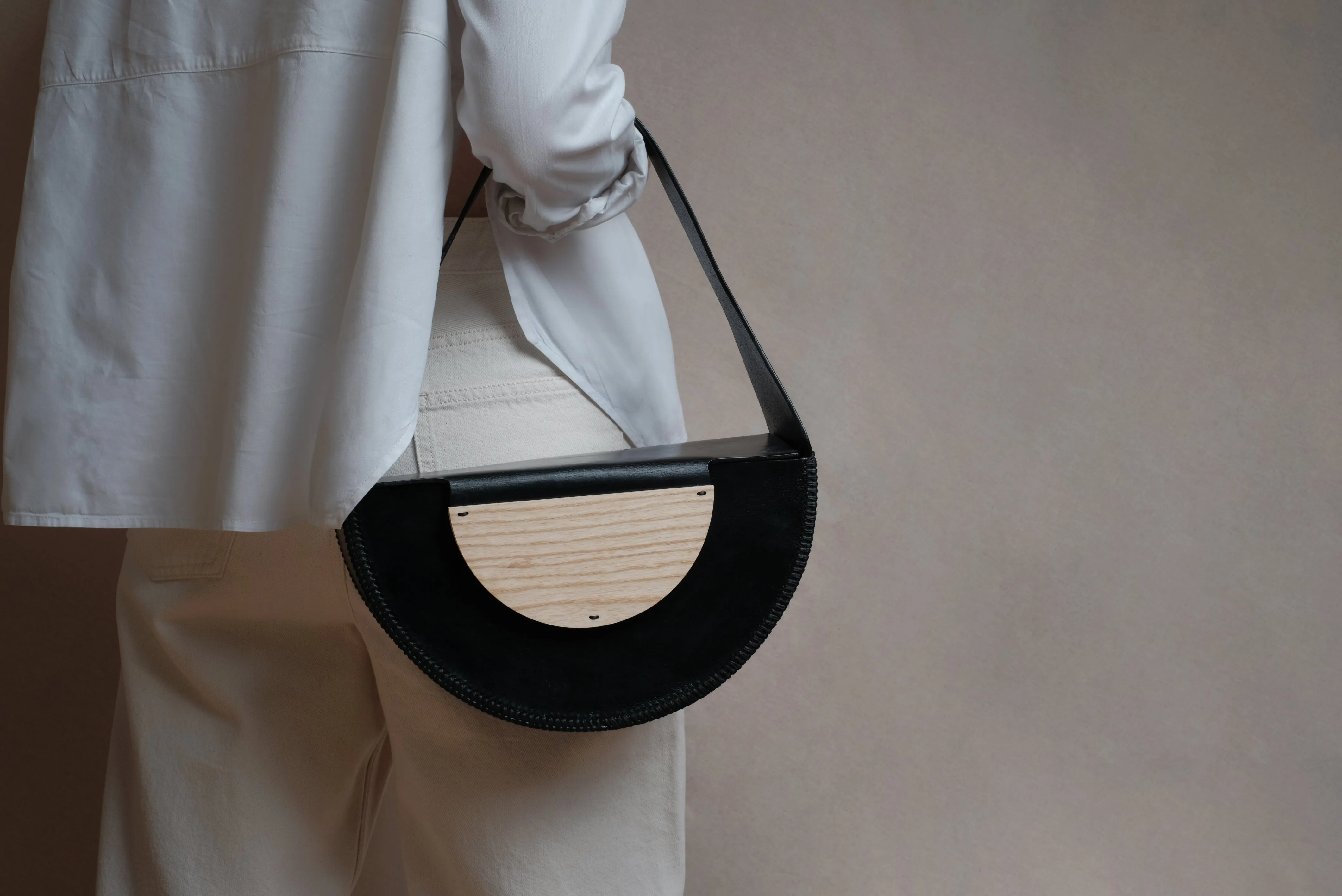 Bolso Hejduk semicircular negro