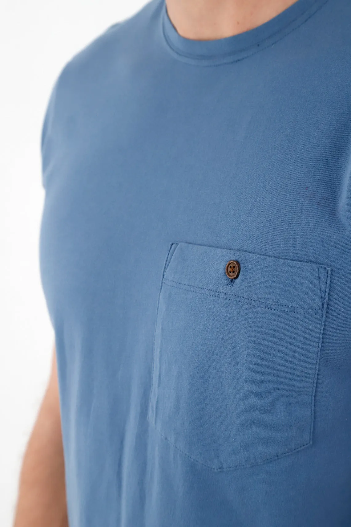 Camiseta azul con bolsillo para hombre