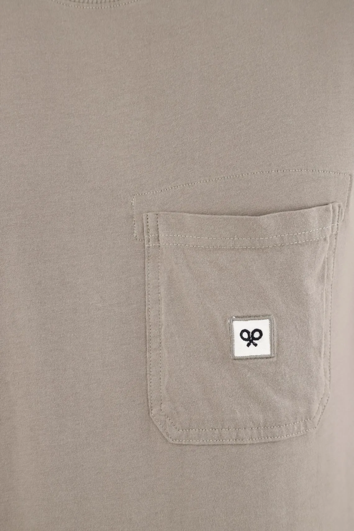 Camiseta con bolsillo de parche gris para hombre