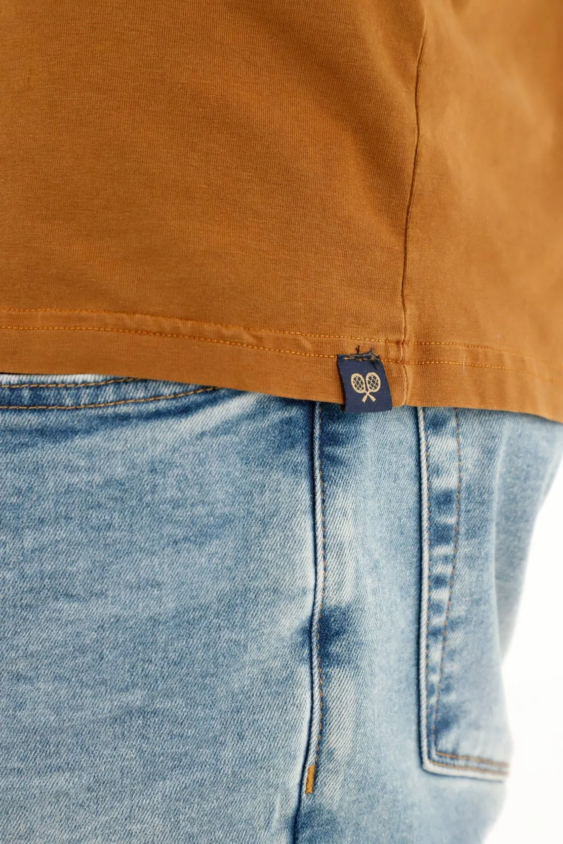 Camiseta en tela licrada café para hombre