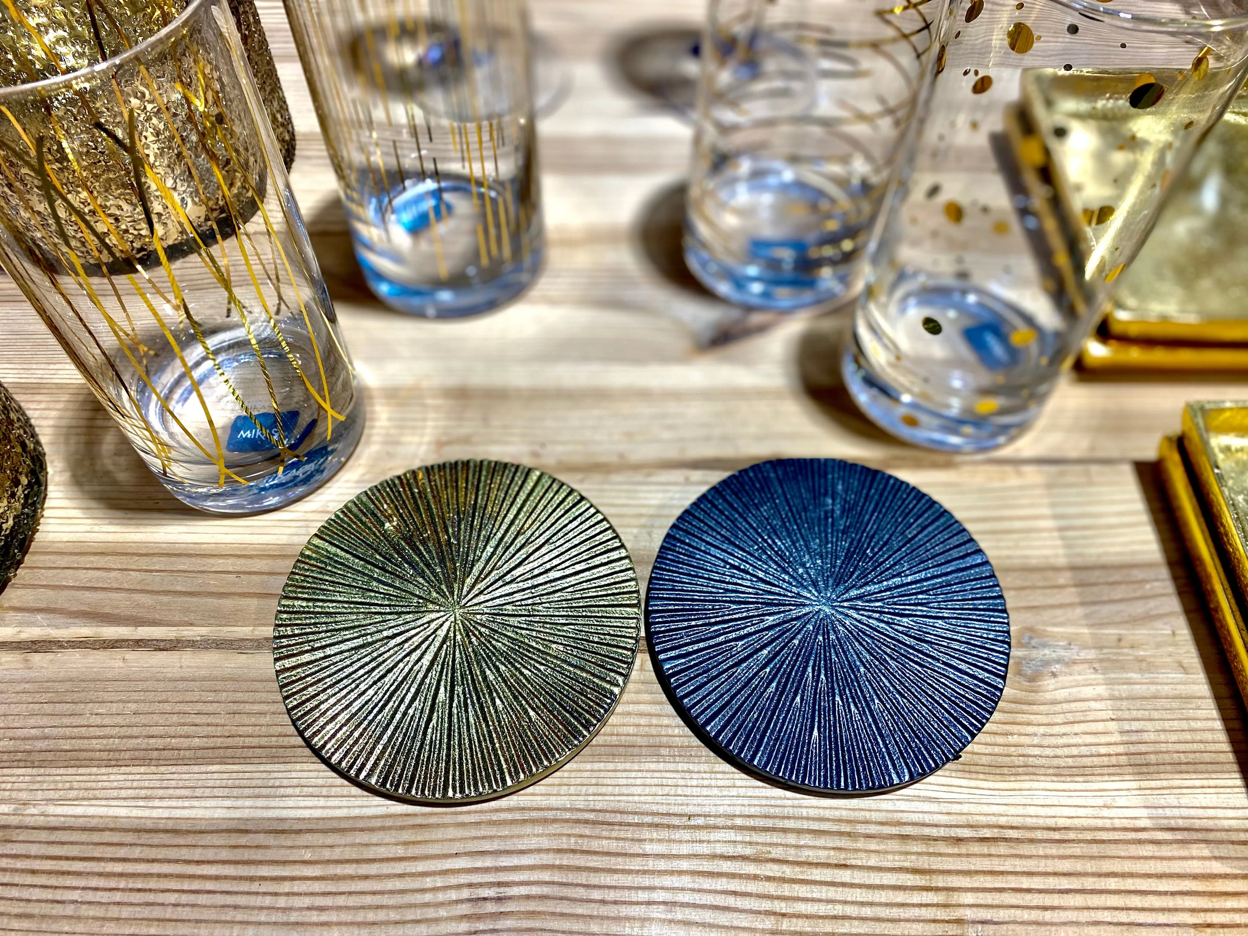 Posavasos en metal, negro o dorado.