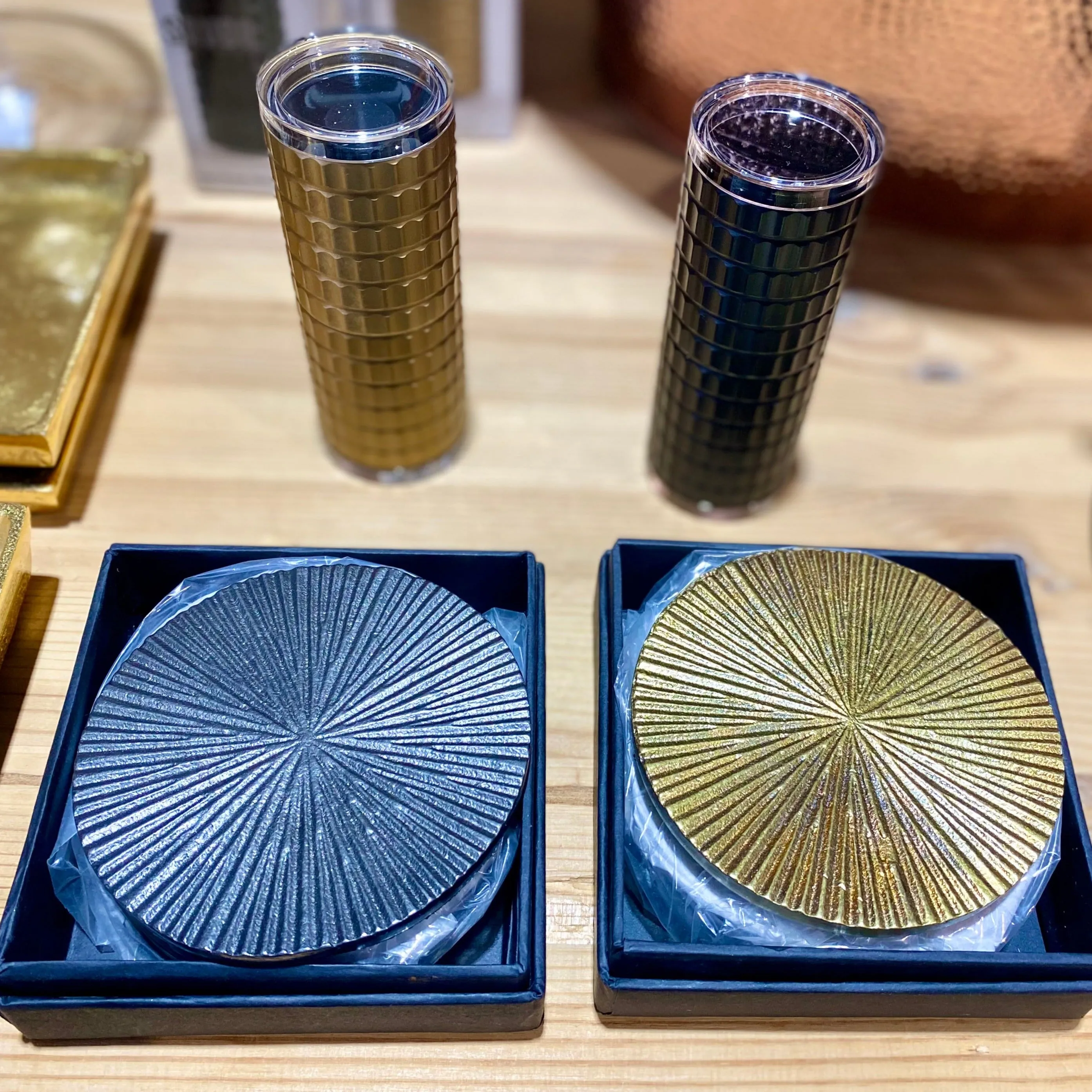 Posavasos en metal, negro o dorado.